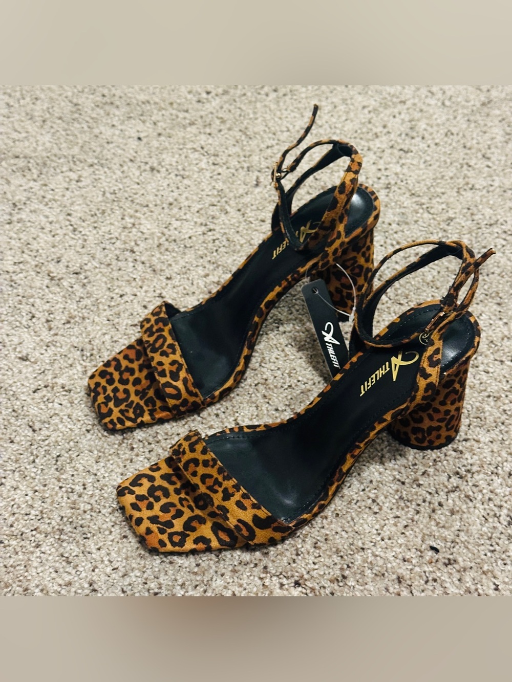 🔥NWT ATHLEFIT Leopard Print Block Heel Sandals with Ankle Strap size 9.5 🤩
